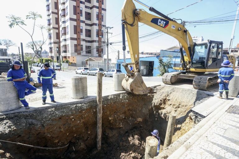 Interdição da estação tubo em Curitiba por erosão