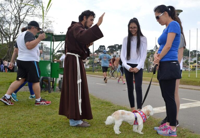 Adoção de cães e bênção de animais no Parque Barigui