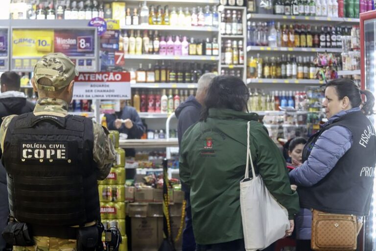 Fiscalização em distribuidoras de bebidas descobre adulteração em Curitiba