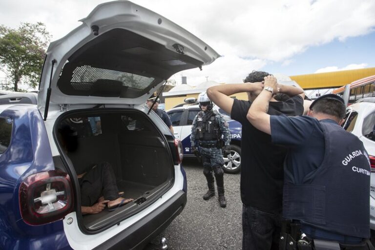Operação fura-catraca apreende 37 menores e prende 8 adultos em Curitiba