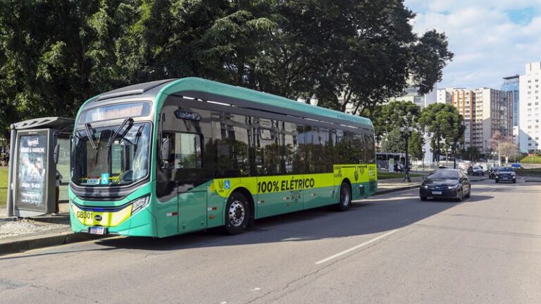 Curitiba planeja R$ 1,5 bilhão em frota elétrica e eletropostos