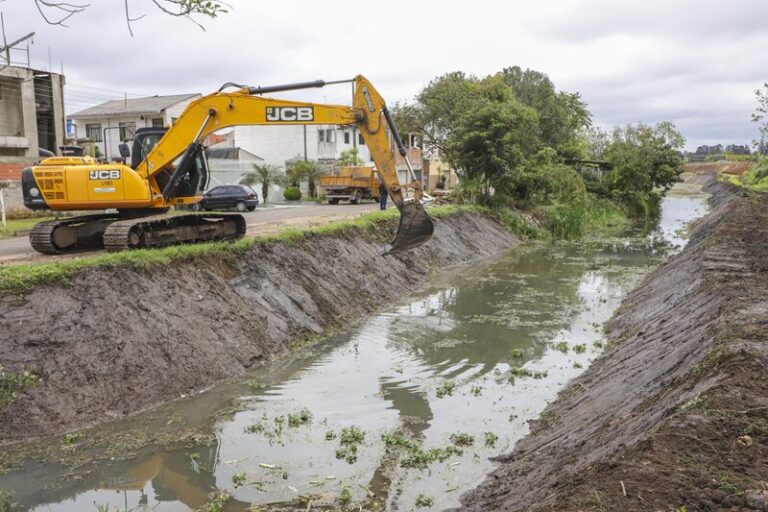 Limpeza de canais de drenagem em Curitiba previne alagamentos