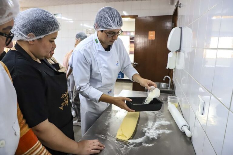 Cursos gratuitos em gastronomia social oferecem receitas natalinas