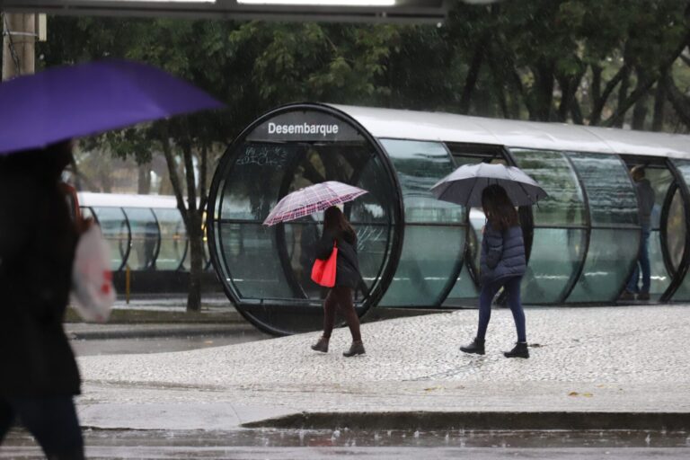 Chuva e amanhecer gelado em Curitiba e região metropolitana