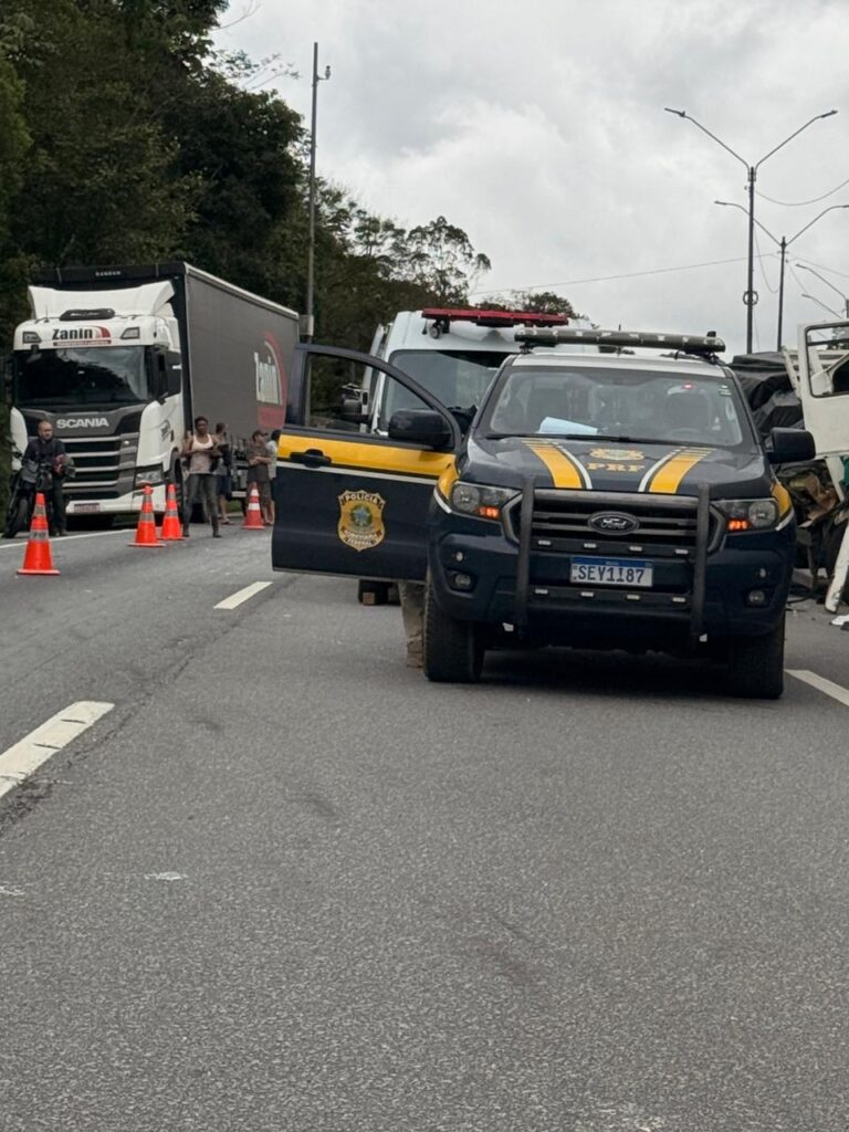 Motorista morre em colisão de caminhões na BR-376