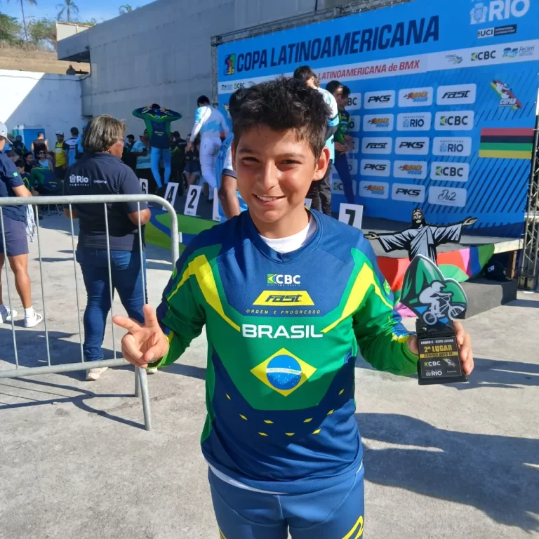 Incentivo de pai a atleta paranaense de BMX emociona durante competição no RJ