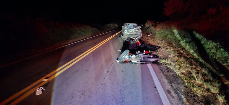 Colisão na PR-489 deixa passageiro de moto morto