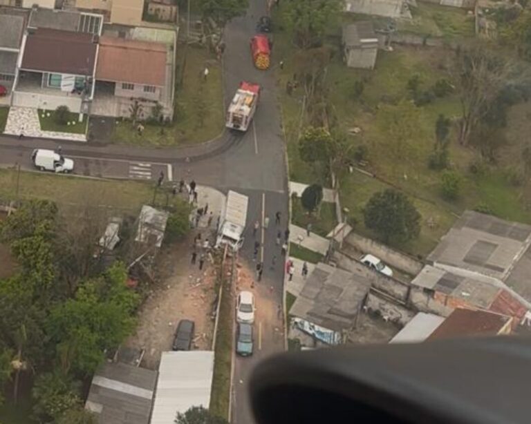 Motorista em estado crítico após salto de caminhão em Curitiba