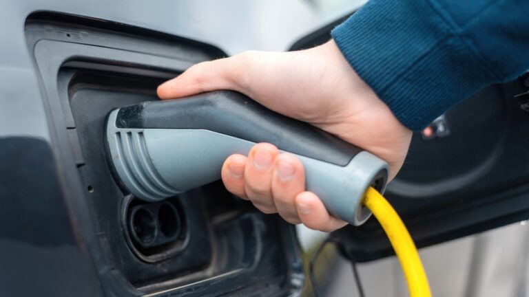 Carregadores de carro elétrico geram conflitos em condomínios