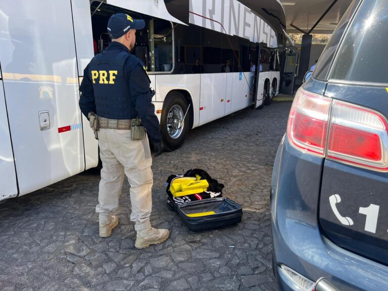 Polícia apreende 20 kg de maconha em ônibus na BR-277