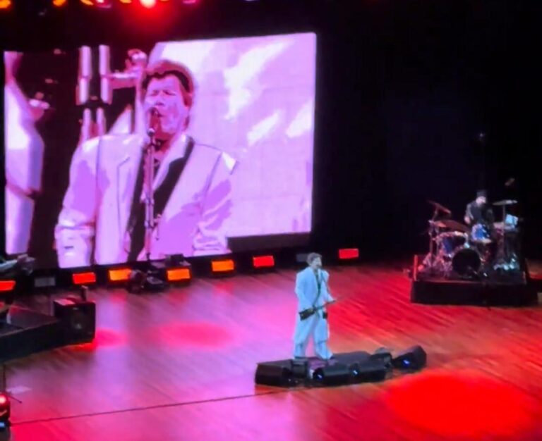 Paulo Ricardo celebra 40 anos de carreira com show interativo em Curitiba