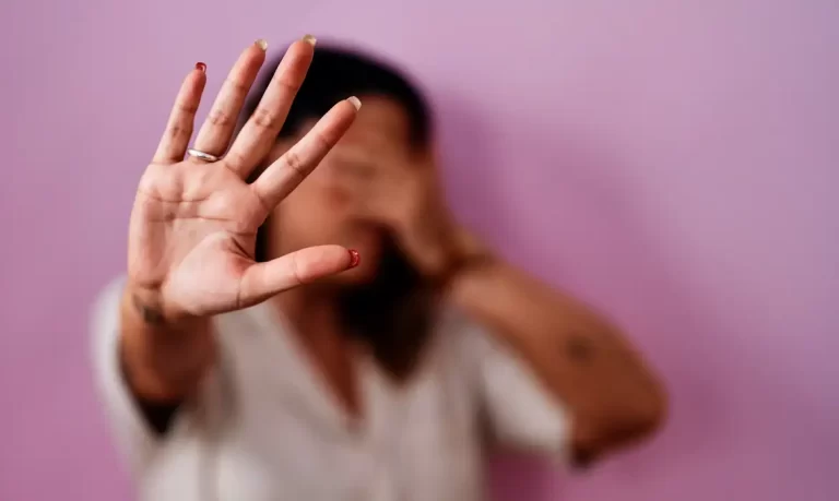 Auxílio de até R$ 834,90 para mulheres vítimas de violência no Paraná