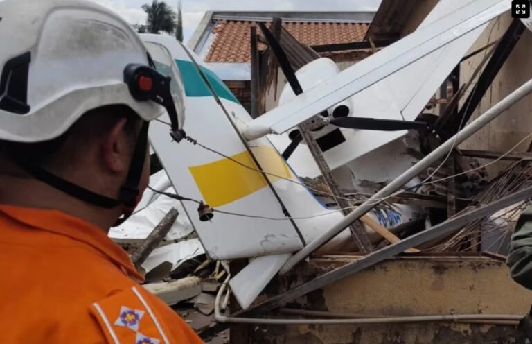 Piloto sobrevive após queda de avião em Goiânia