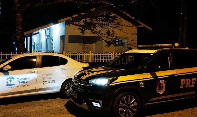 Menino de 8 anos resgatado pela PRF na BR-101 após ser expulso de casa