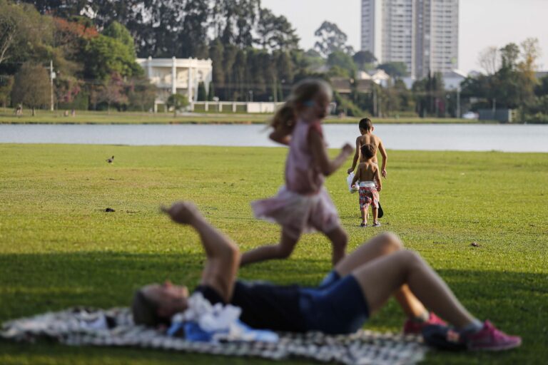 Previsão de temperatura elevada e abafada em Curitiba