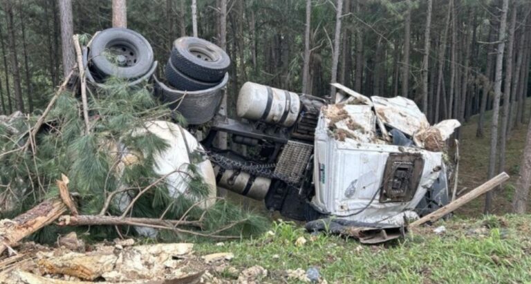 Motorista de caminhão sofre acidente em rodovia no Paraná