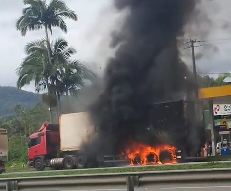 Incêndio em caminhão provoca interdição na BR-277