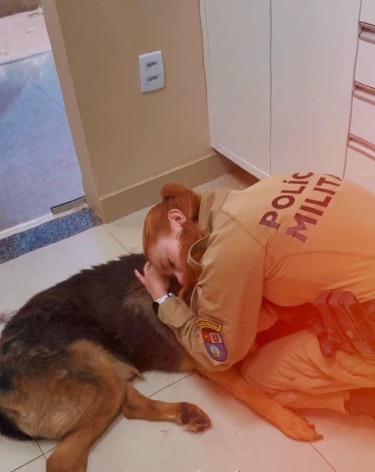 Despedida emocionante: soldado se despede de cão da PM após 10 anos de serviço