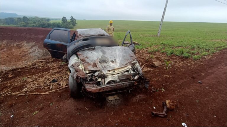 Carro carregado com maconha capota em Cascavel, no Paraná