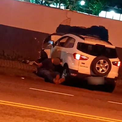 Motorista descontrolado bate em delegacia de Curitiba