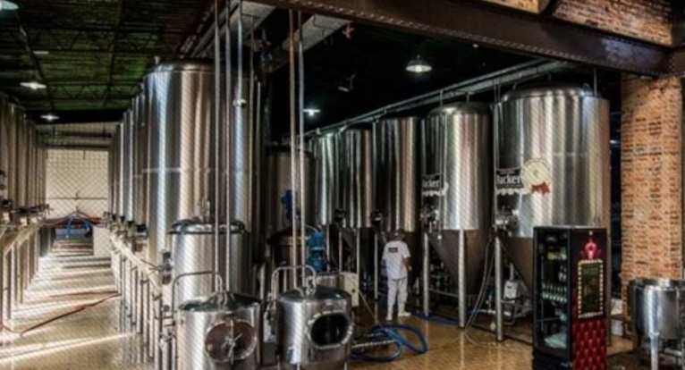 Dez réus absolvidos no caso da cervejaria Backer