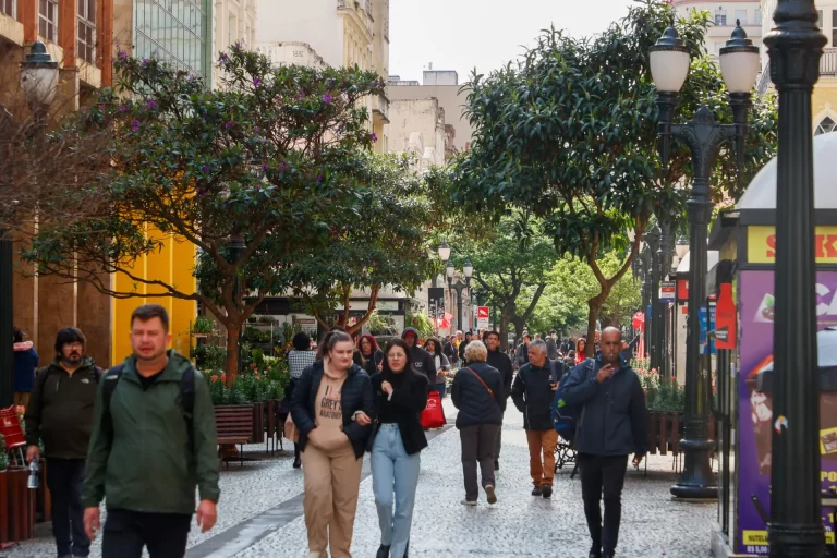 Clima de verão na primavera: máxima em Curitiba não passa dos 12°C