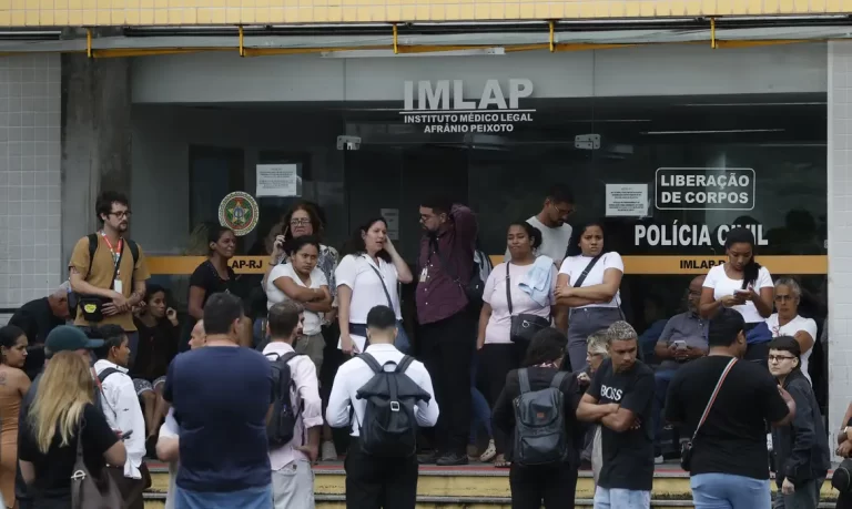 Famílias reclamam de falta de informações sobre mortos na operação no Rio