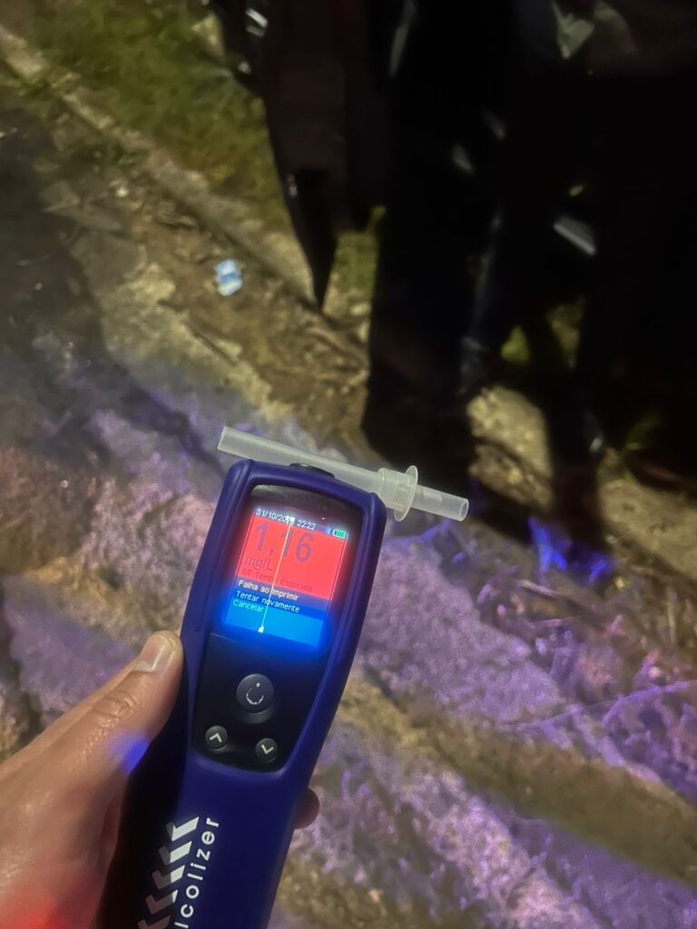Motorista embriagado colide carro contra poste na BR-376