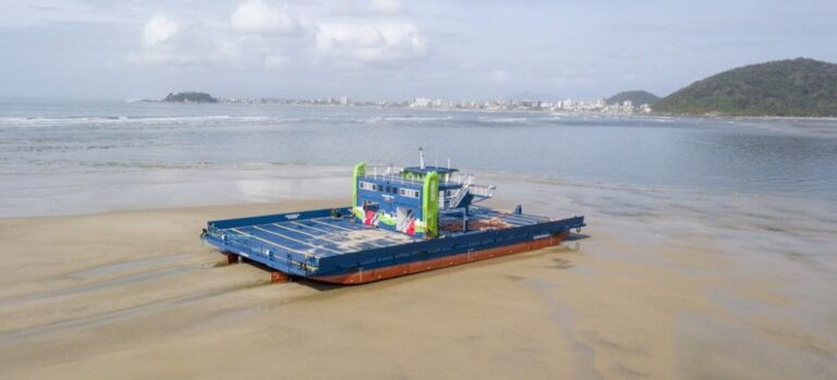 Ferryboat encalha na Baía de Guaratuba e resgate mobiliza equipes