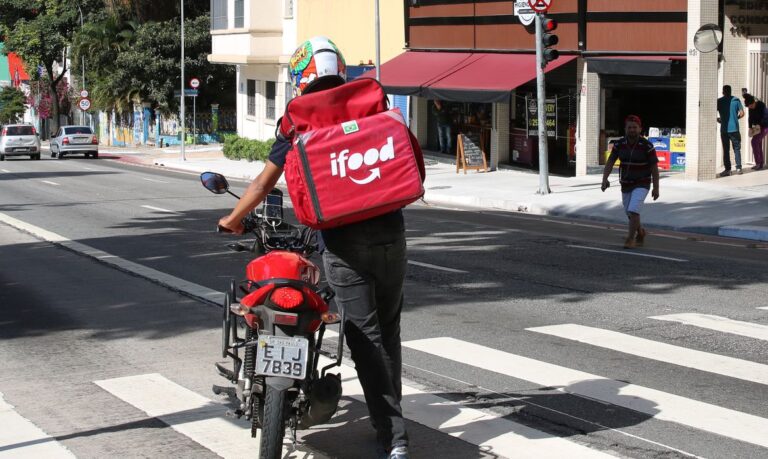 Bônus de até R$ 500 para entregadores do iFood e Uber