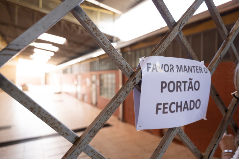 Professor afastado após mostrar arma a alunos em sala de aula