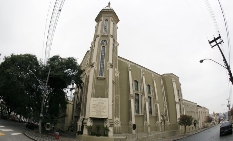 Igreja de Curitiba celebra canonização com almoço italiano e prêmios