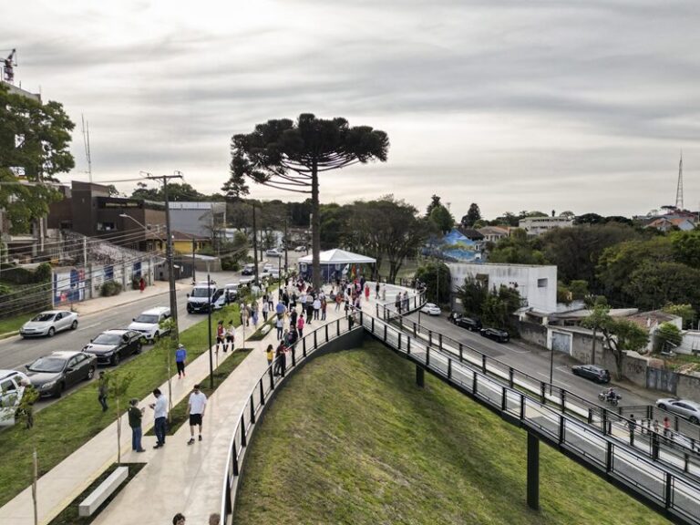 Curitiba celebra a inauguração da Praça de Barcelona com vista para a Serra do Mar