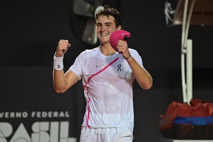 João Fonseca é campeão do ATP 500 da Basileia e conquista maior título da carreira