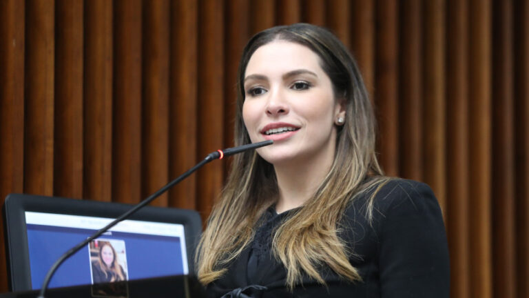 Inglês nas escolas municipais é um sonho de anos, afirma deputada Maria Victoria