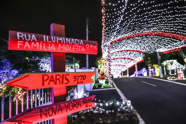 Papai Noel troca o Polo Norte por Curitiba e monta casa mágica