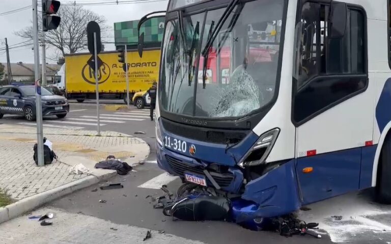 Motociclista é gravemente ferido em colisão com ônibus