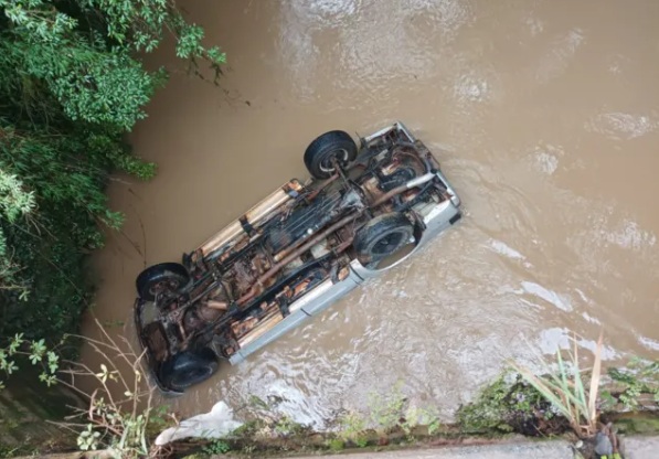 Caminhonete cai de ponte e motorista morre em Prudentópolis