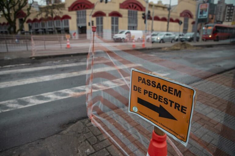 Atenção redobrada para pedestres na Rodoferroviária