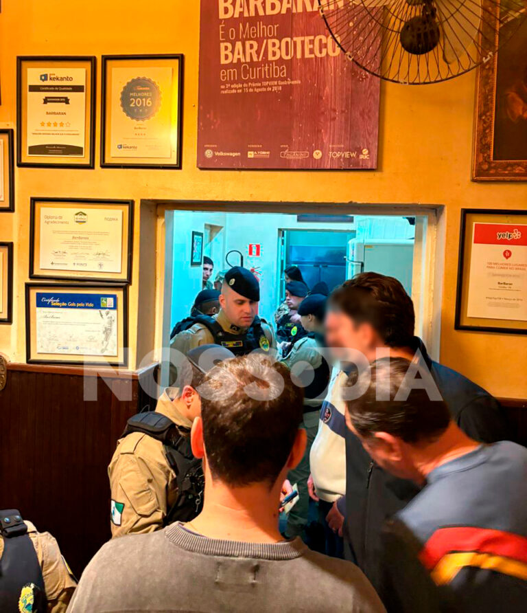 Policial civil baleia cliente em banheiro de bar em Curitiba