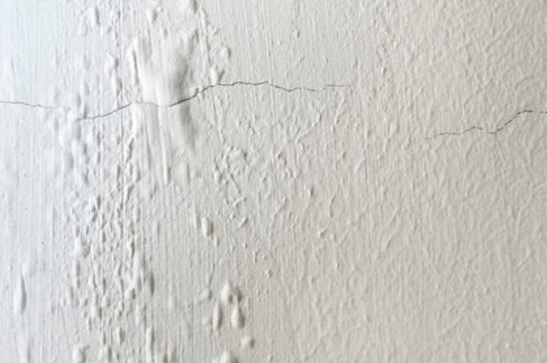 Infiltrações em condomínios: quem deve arcar com os custos?