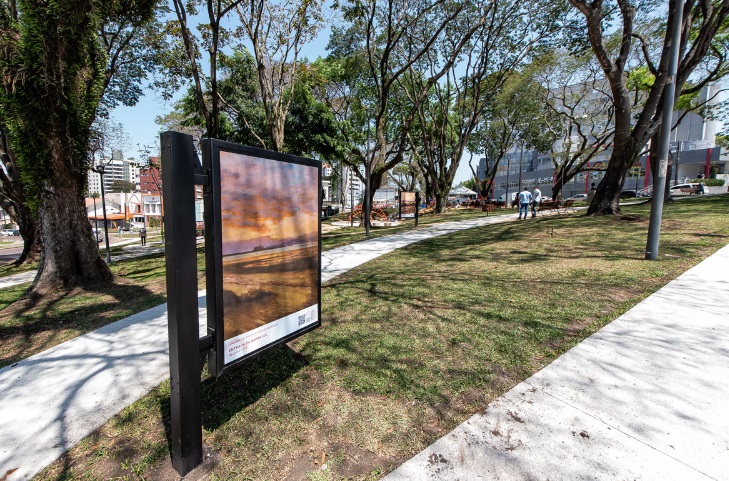Inauguração da mostra de Calderari na Praça Alfredo Andersen