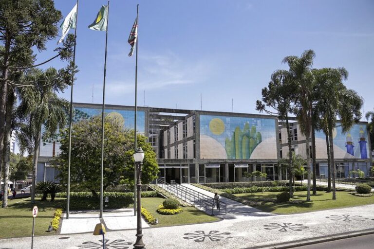 Curitiba anuncia reajuste salarial de 5,17% para servidores