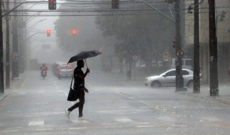 Simepar emite alerta para temporais no Paraná