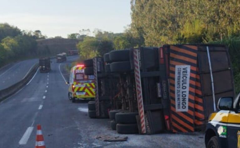 Acidente com caminhão bitrem deixa motorista ferido em Imbaú