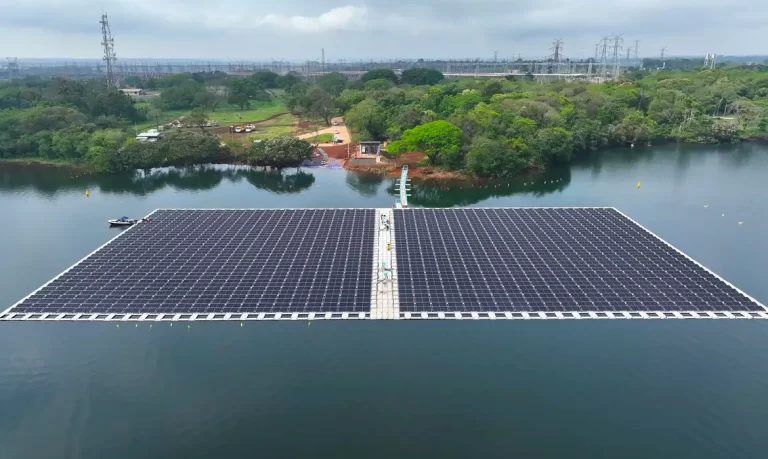 Itaipu conclui montagem de ilha solar flutuante