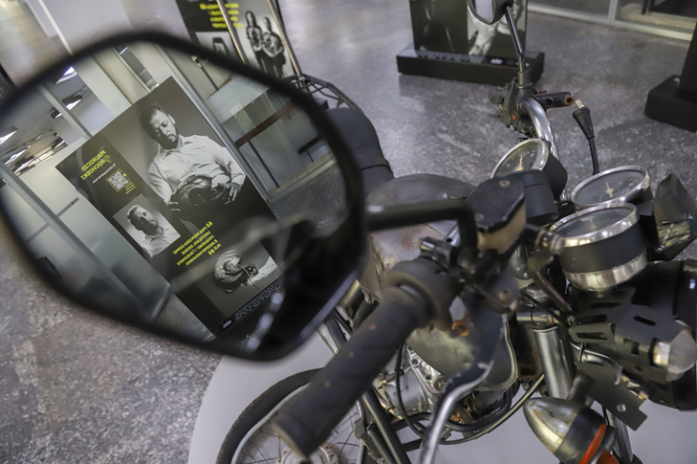 Prefeitura de Curitiba lança campanha com moto feita de peças de 12 acidentes fatais