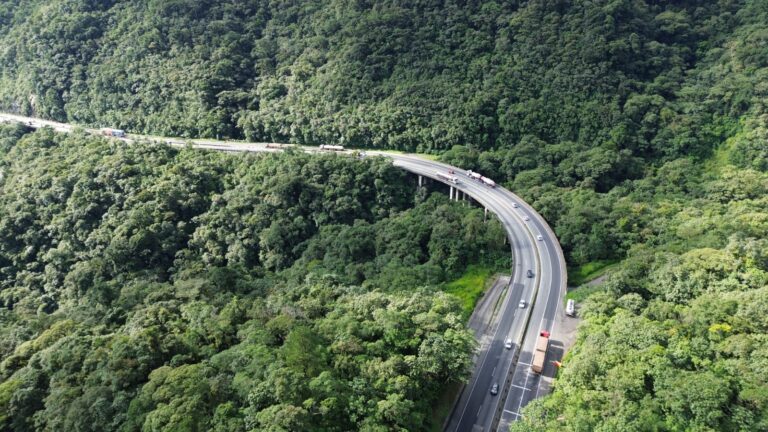 Interdição na BR-277 neste sábado para remoção de caminhão em Morretes