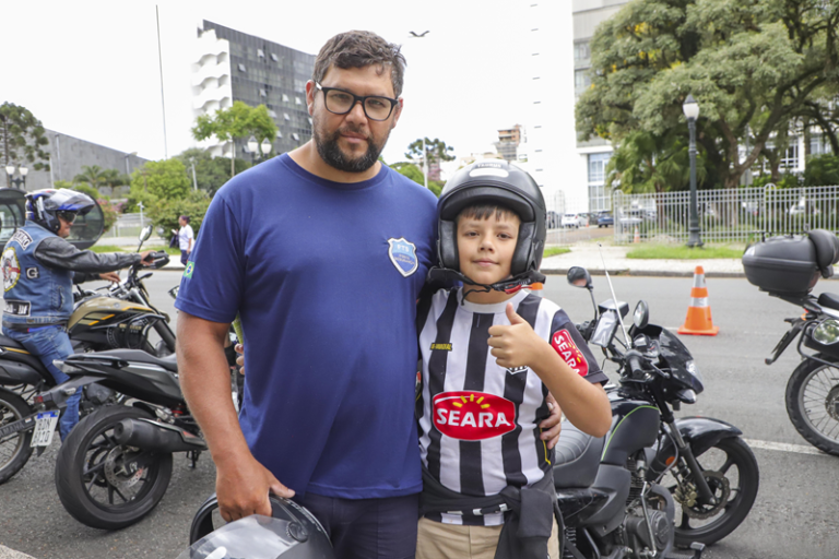 Campanha educativa instala antenas corta-pipas para proteger motociclistas em Curitiba