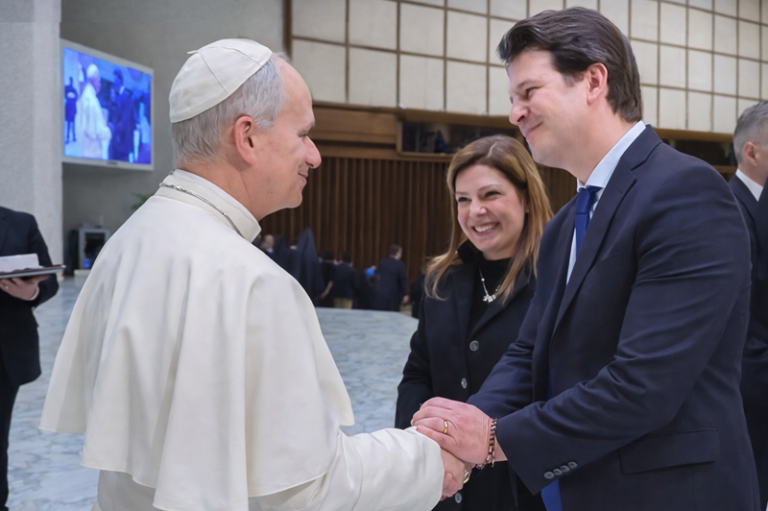 Eduardo Pimentel convida Papa Leão XIV para visitar Curitiba durante audiência no Vaticano